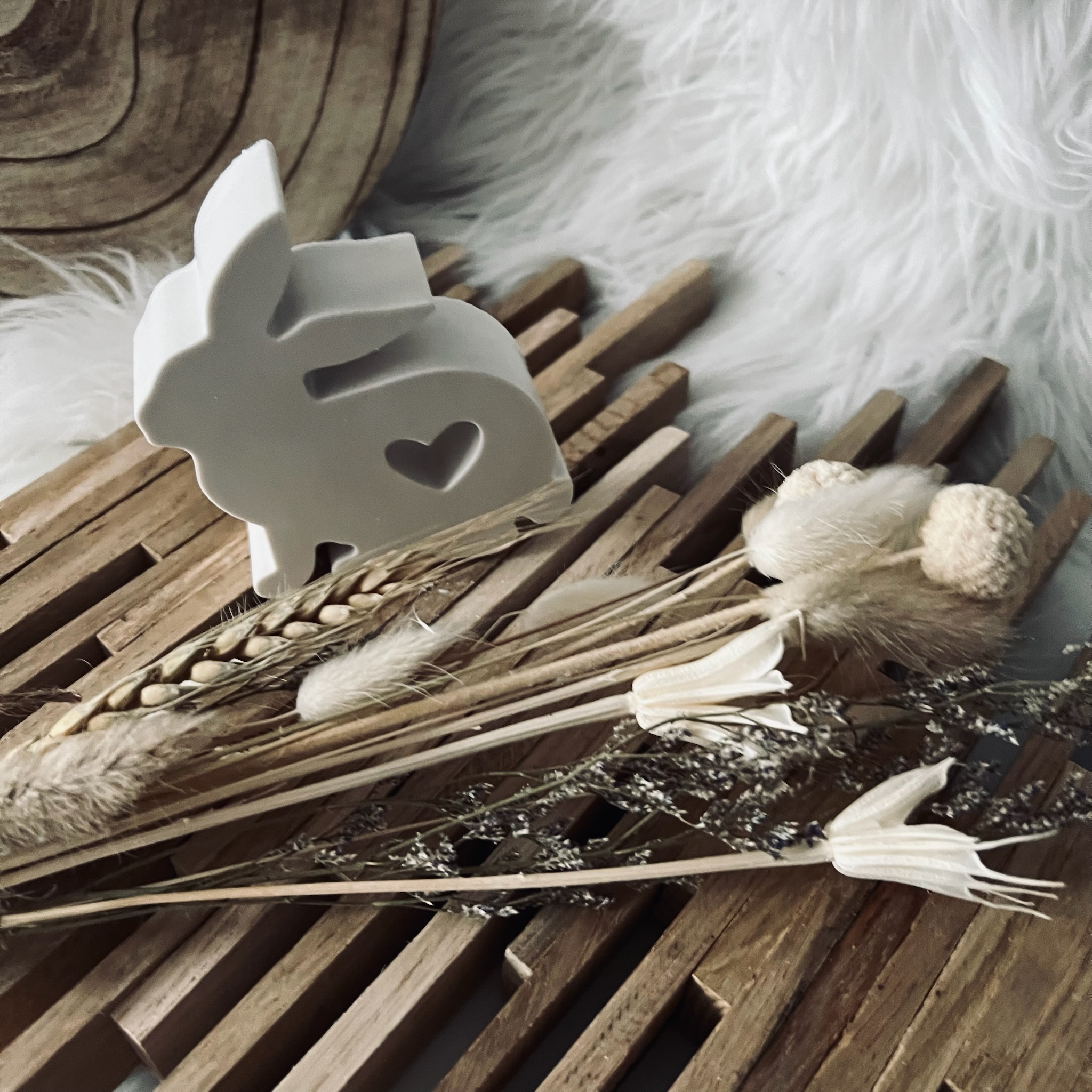 Osterhase mit Herz aus Gips